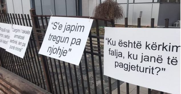 Aktivistë Aleancës për Ardhmerinë e Kosovës vendosin pankarta në rrethojat e Qeverisë kundër heqjes së taksës