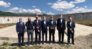 Ish të burgosurit e burgut të Dubravës bëjnë homazhe në vendin ku u masakruan 130 shqiptarë 21 vite më parë