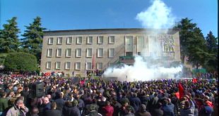 Sot pas afër 6 orë protestash të dhunshme në Tiranë, protestuesit janë shpërndarë pas akteve të shumta vandale