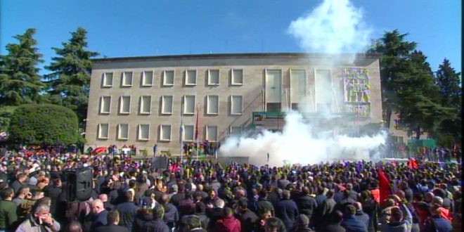 Sot pas afër 6 orë protestash të dhunshme në Tiranë, protestuesit janë shpërndarë pas akteve të shumta vandale