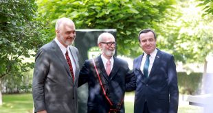 Akademik Rexhep Qosja ka dhënë një mesazh këshillë-dhënës për dy kryeministrat shqiptarë: Edi Rama dhe Albin Kurti