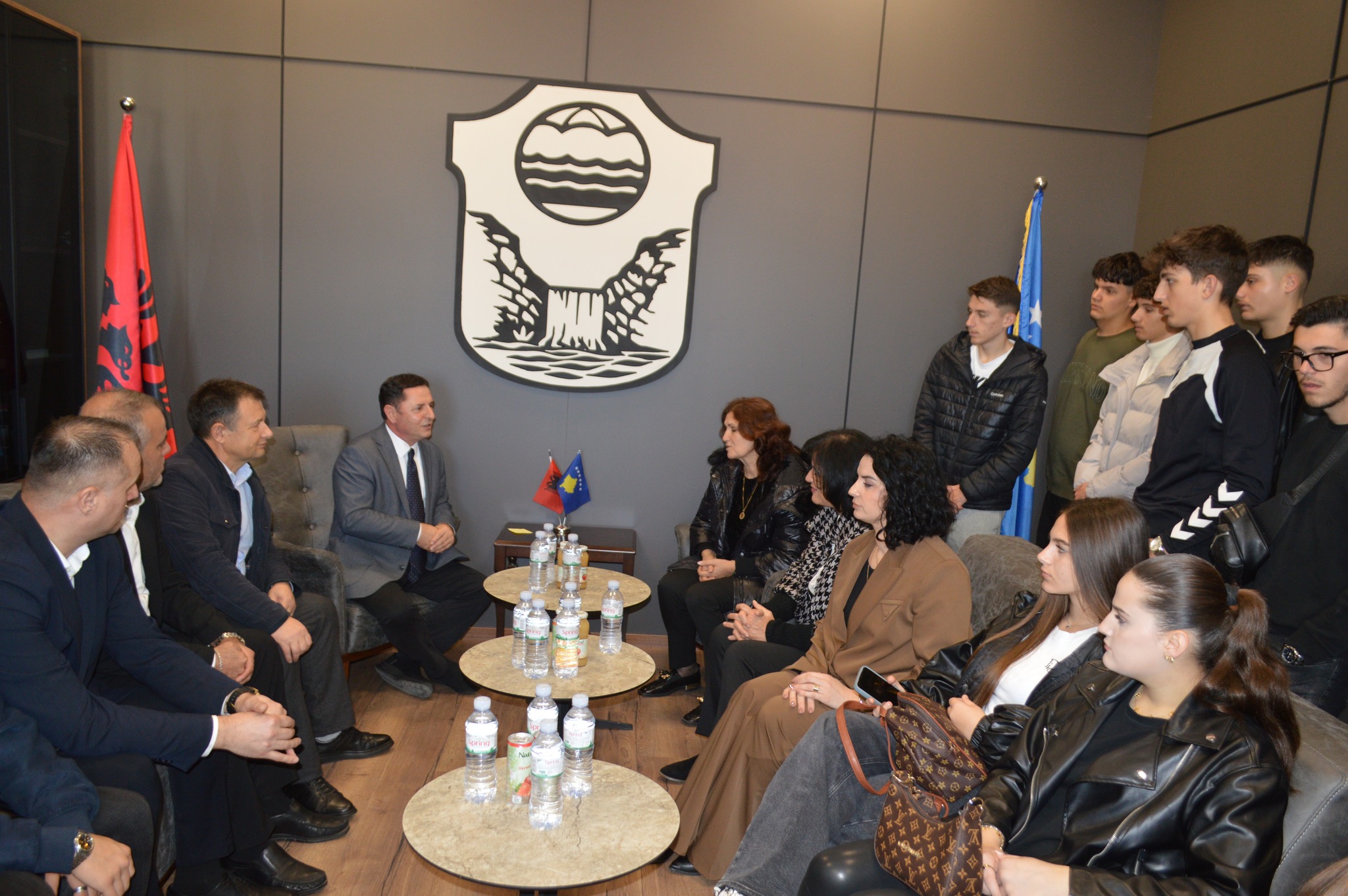 Kryetari Ekrem Kastrati pret nxënësit e shkollës profesionale  Oso Kuka  nga Shkodra