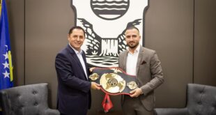 Kryetari i Malishevës, Ekrem Kastrati dhe drejtori, Fitim Shala, pritën kampionin botëror në “Muay Thai”, Luan Rudaj
