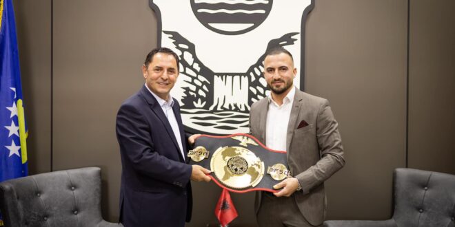 Kryetari i Malishevës, Ekrem Kastrati dhe drejtori, Fitim Shala, pritën kampionin botëror në “Muay Thai”, Luan Rudaj