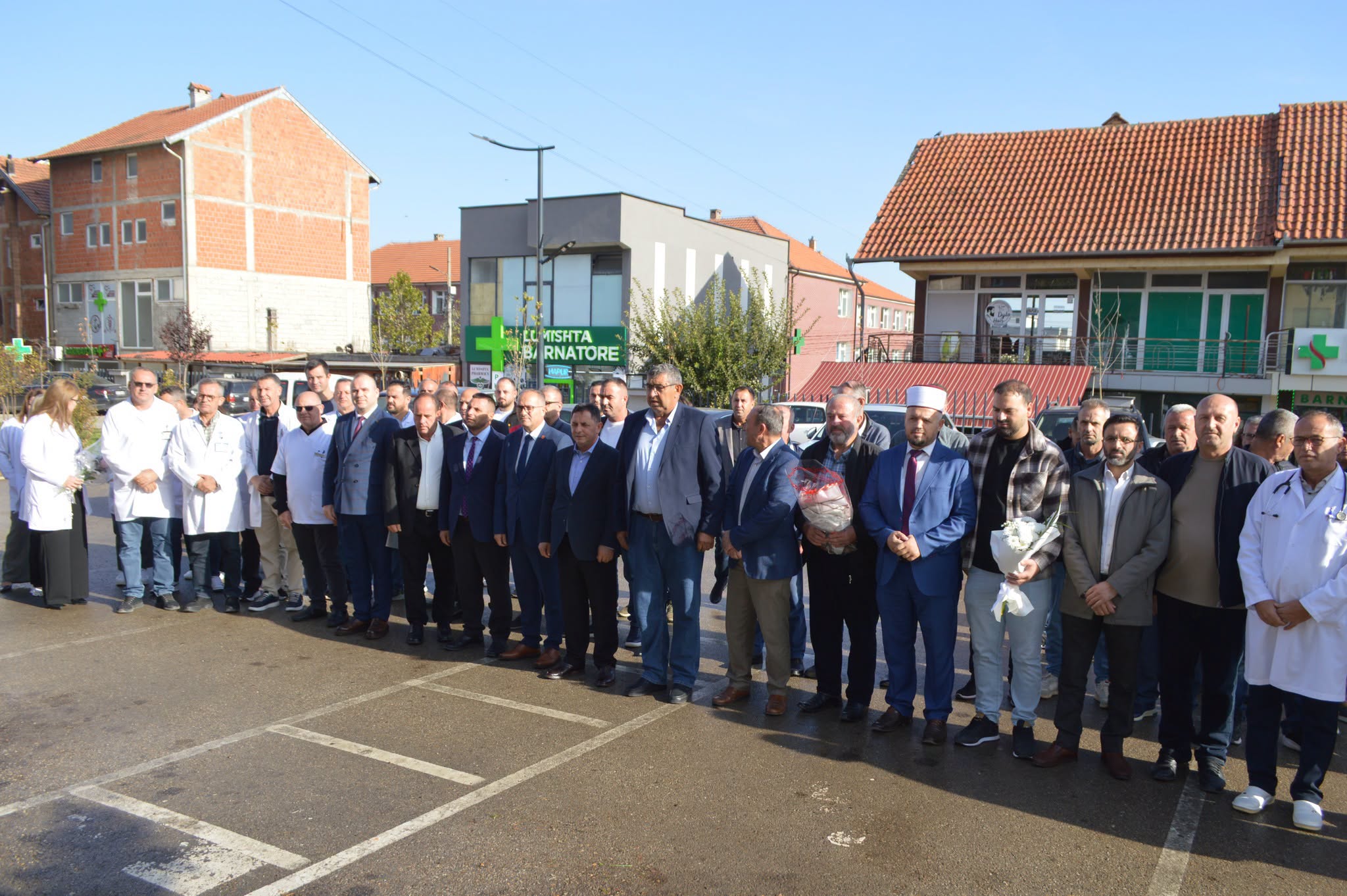 Kryetari Kastrati me bashkëpunëtorë bën homazhe në 28 vjetorin e rënies së dëshmorit Dr  Shpëtim Robaj