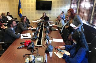Deputetja e PDK-së, Eliza Hoxha, ka lëshuar mbledhjen e Komisionit për Arsim, Shkencë, Teknologji...
