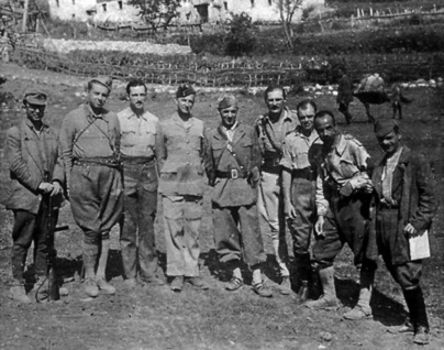 Enver Hoxha, komisar i Shtabit Madhor dhe disa anëtarë të Shtabit,në Labinot,me oficerë britanikë, korrik 1943.