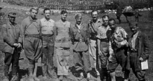 Anëtarë të Shtabit të Përgjithshëm, Enver Hoxha, (komisari i Shtabit) Mustafa Gjinishi, Ramadan Citaku dhe Dali Ndreu me anëtarë të Misionit ushtarak britanik.