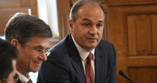 Enver Hoxhaj pyet këshilltarin serb: Jemi në Parlamentin britanik apo në ndonjë kafene në Beograd?