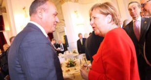 Ministri, Enver Hoxhaj, gjatë Samitit në Trieshtë është takuar me kancelaren gjermane, Angela Merkel