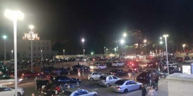 Sërish tërmeti e dridhë Shqipërinë, shumë nga qytetarët e Tiranës natën e kalojnë në makina në sheshin "Nënë Tereza"