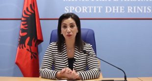 Ministrja e Arsimit, Sportit dhe Rinisë, në Shqipëri, Evis Kushi ka njoftuar për shtyrjen e datës së fillimit të vitit të ri shkollor