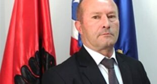 Xhelal Sveçla shkarkon nga detyra Fadil Kodrën, bashkëluftëtarin e Adem Jasharit
