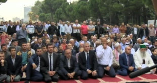 Mijëra besimtarët islamë e falen Bajramin e Vogël në bulevardin “Dëshmorët e Kombit” në Tiranë