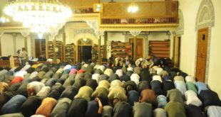 Besimtarët myslimanë shënojnë Festën e Fitër Bajramit