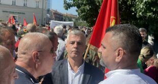Sekretari i OVL-UÇK-së, Faton Klinaku, ka bërë me dije se organizatat e dala nga lufta e UÇK-së mbështesin protestën e organizuar kundër Gjykatës Speciale, nga partia Socialdemokrate e Kosovës. Kjo protestë do të mbahet sot në orën 14:00 në Sheshin Zahir Pajaziti, në Prishtinë. Organizatat e dala nga lufta e UÇK-së me këtë rast, iu bëjnë thirrje veteranëve, invalidëve dhe familjeve të dëshmorëve të luftës së UÇK-së që të marrin pjesë në protestën e së shtunës, te sheshi "Zahir PajazitiË në Prishtinë”, ka shkruar Klinaku në një postim të tij.