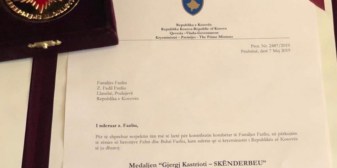 Kryeministri Haradinaj e dekoron familjen e heronjeve Fahri e Bahri Fazliu me medaljen “Gjergj Kastrioti – Skënderbeu”