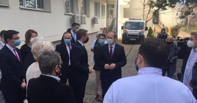 Kryeministri Avdullah Hoti dhe ministri i MPMS-së Skender Reçica e vizitojnë Shtëpinë e të Moshuarve