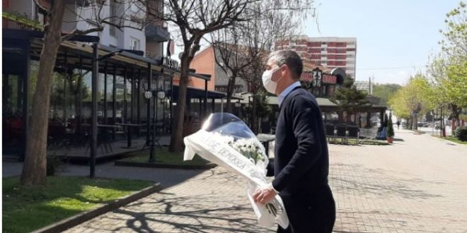 Kryetari i PDK-së, Kadri Veseli bën homazhe tek shtatorja e Fadil Vatës në përvjetorin e vdekjes se tij
