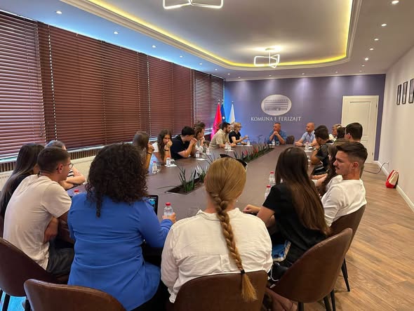 Të rinjtë nga Maqedonia e Veriut në vizitë studimore në Ferizaj