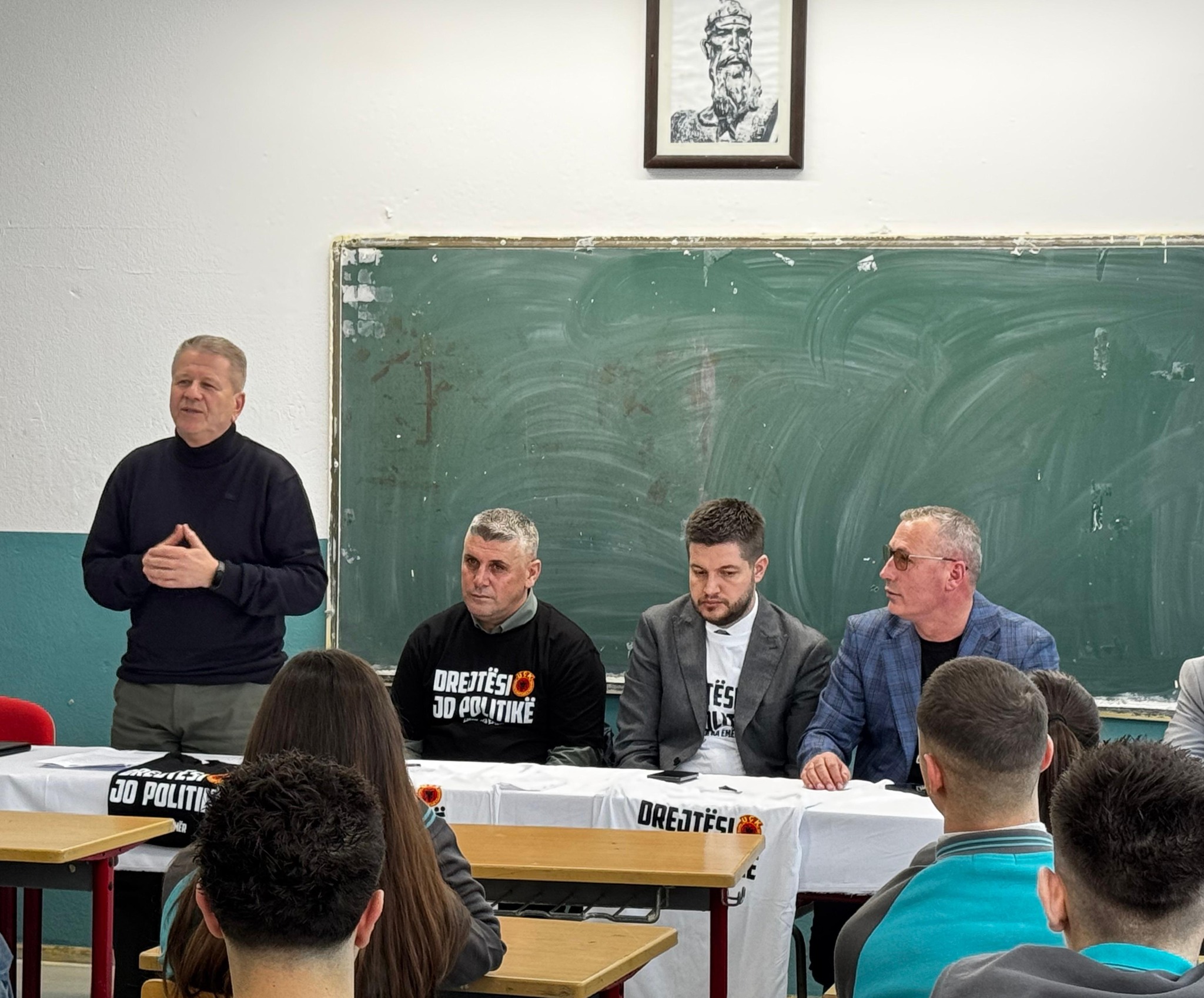 Aktiviteti  Rrugëtimi drejt Pavarësisë  zhvillohet në shkollat e mesme të Ferizajt