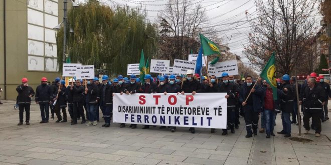 Punëtorët e kompanisë “Ferronikeli”, nën organizimin e Sindikatës së Pavarur protestuan para Qeverisë së Kosovës