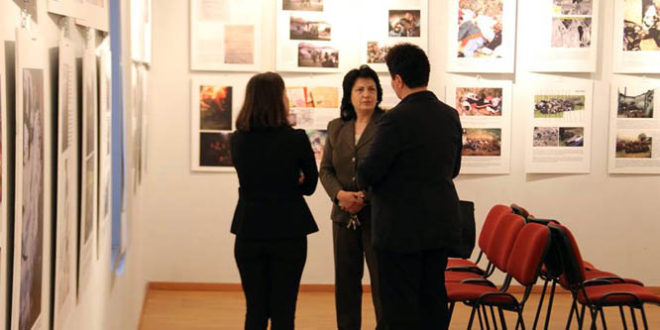 Në Korçë vlerësohet lart ekspozita: “Terrori dhe gjenocidi i Serbisë në Kosovë” e autores, Fetnete Ramosaj