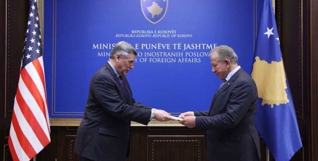 Ministri i Jashtëm Pacolli, pranon letrat kredenciale nga ambasadori i ri amerikan Kosnett