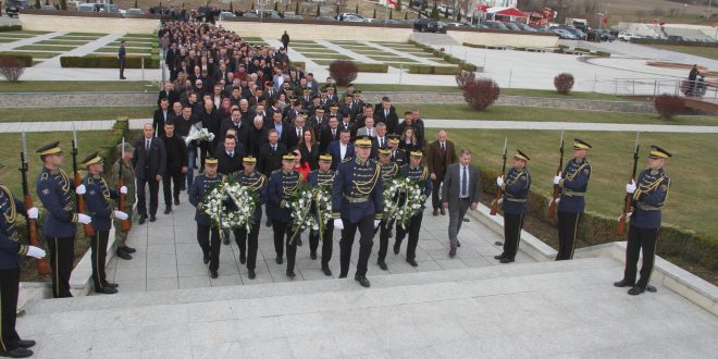 Ministri i Mbrojtjes dhe Komandanti i FSK-së, bënë homazhe në Kompleksin Memorial “Adem Jashari”, në Prekaz