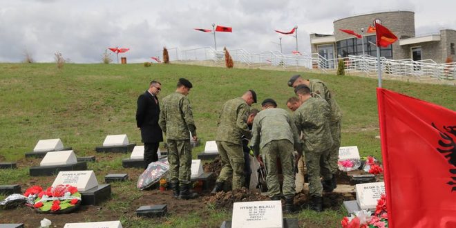 Sot në Kompleksin e Dëshmorëve në Marinë të Skenderajt është rivarrosur dëshmori i kombit, Behram Morina