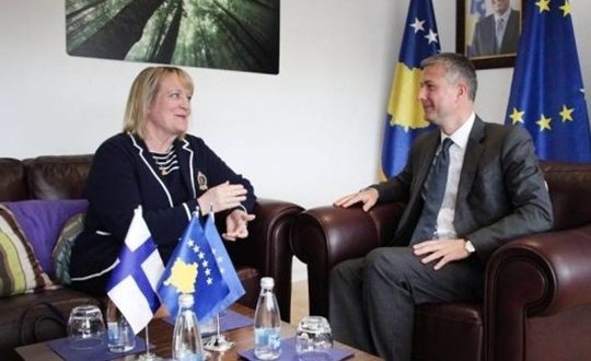 Ministri Çollaku priti në takim ambasadoren finlandeze