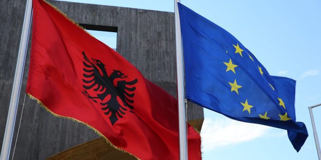Sipas agjencisë se lajmeve “Reuters” vendimi për hapjen e negociateve për Shqipërinë do të shtyhet deri në tetor