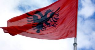Flamuri kombëtar me përmasa të mëdha është rikthyer “Të Rrethi”, në hyrje të Prishtinës
