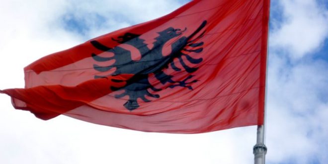 Flamuri kombëtar me përmasa të mëdha është rikthyer “Të Rrethi”, në hyrje të Prishtinës