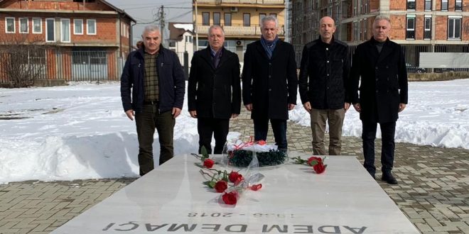 Ish të burgosurit politikë dhe bashkëveprimtarë bëjnë homazhe tek varri i Adem Demaçit