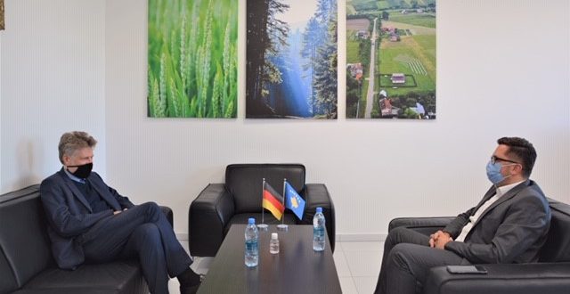 Ministri i Bujqësisë, Besian Mustafa, ka pritur sot në takim zëvendës-mbasadorin e Gjermanisë në Kosovë, Jan Alex Voss