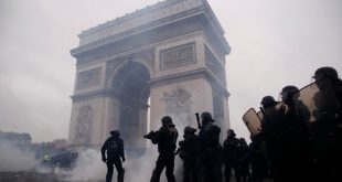 Protestuesit u përleshën me policinë në Paris dhe qytete të tjera të Francës, mijëra syresh dolën nëpër rrugë