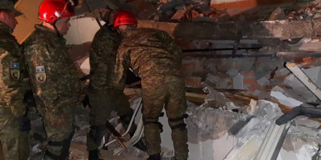 Dekorohen ushtarët e FSK-së dhe Njësisë Speciale të Kosovës për sakrificën dhe angazhimin e tyre pas tërmetit në Shqipëri