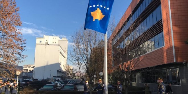 Për nder të Ditës së Pavarësisë, Garda Ceremoniale e FSK-së e ngrit flamurin shtetëror të Kosovës
