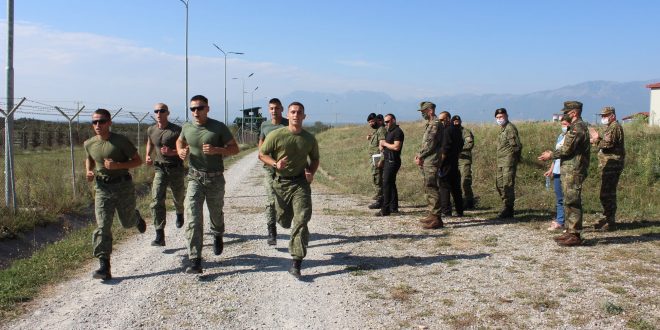 Në Komandën e Forcave Tokesore në Burim mbahet gara ekipore “Ujku Garues 2020”, marrin pjesë 14 ekipe të FSK-së