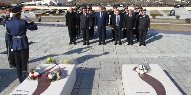 Në nderim të “Epopesë...” ministri dhe komandanti i FSK-së bënë homazhe te varri i Komandantit Legjendar Adem Jashari