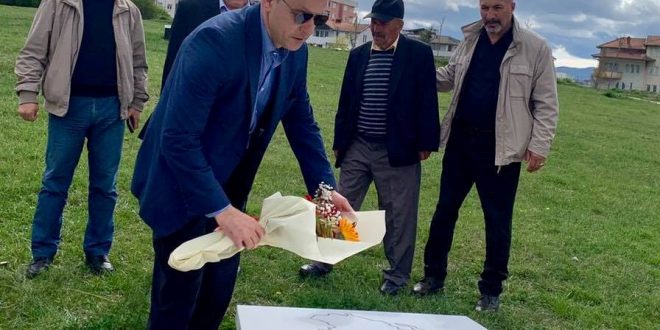 Nënkryetari i OVL-UÇK-së, Migjen Shala, viziton varrezat e dëshmorëve: Islam Berisha dhe Hamzë Behrami