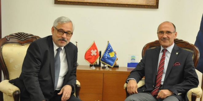 Ministri Gashi, ka pritur sot në takim njoftues ambasadorin e Zvicrës në Kosovë, Jean-Hubert Lebe