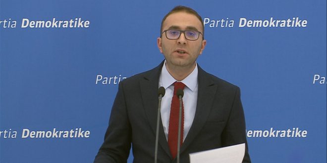 Protesta e thirrur nga ish-lideri demokrat, Sali Berisha, sipas sekretarit të Përgjithshëm të Partisë Demokrati, Gazment Bardhi, është një thirrje për dhunë, që favorizon vetëm qeverinë, e drejtuar nga kryeministri Edi Rama. Sipas Bardhit, Komisioni i Rithemelimit, që përbëhet nga Berisha dhe deputët që e mbështesin atë, i shërben interesave personal të ish-kryeministrit. “Sali Berisha ka treguar se nuk vendos asgjë mbi interesin e tij personal. Thirrja për dhunë, është mënyra më e mirë për t’i dhënë frymëmarrje qeverisë më të korruptuar në Evropë. Ne kemi vendosur të heshtim, sepse interesi jonë është interesi i Partisë Demokratike”. Sekretari i Përgjithshëm, shprehu qëndrimin e PD-së zyrtare, për Kuvendin Kombëtar, të thirrur nga Berisha dhe referendumin për shkarkimin e Lulzim Bashës nga drejtimi i partisë. Sipas Bardhit, i gjithë procesi i votimit ishte një farsë e madhe. Ishte një mashtrim për të kamufluar interesin personal me hallet e vërtetë të qytetarëve. Nga 1300 anëtarë që ka dega 8, që është në qendër të Tiranës, kanë marrë pjesë jo më shumë se 107 anëtarë, ka saktësuar Gazmend Bardhi.