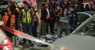 Një person i armatosur hapi zjarr dhe vrau të paktën shtatë hebrenj në një sinagogë në Jerusalemin Lindor të pushtuar nga Izraeli