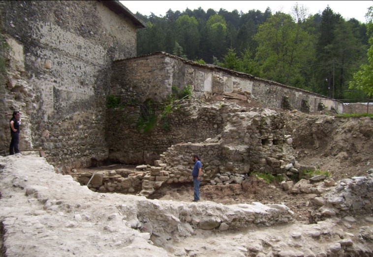 Pjesa ku janë zhvilluar gërmimet në Kishën e Deçanit