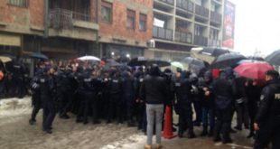 Protestuesit në Gjakovë i kanë thyer xhamat autobusit me të ashtuquajtur pelegrinë serbë
