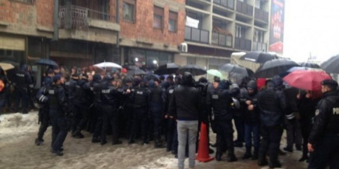 Protestuesit në Gjakovë i kanë thyer xhamat autobusit me të ashtuquajtur pelegrinë serbë