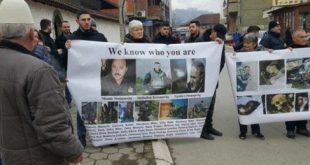 Qytetarët e Gjakovës protestojnë sot kundër ardhjes në këtë qytet të shtetasve serbë të cilët kanë bërë krime gjatë luftës