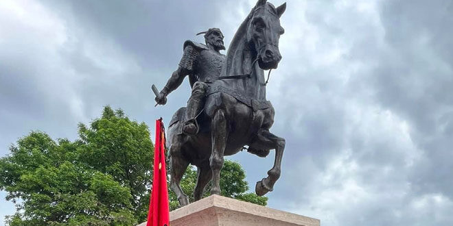 Sot është përuruar shtatorja e heroit kombëtar, Gjergj Kastrioti – Skënderbeu, në Gjakovë